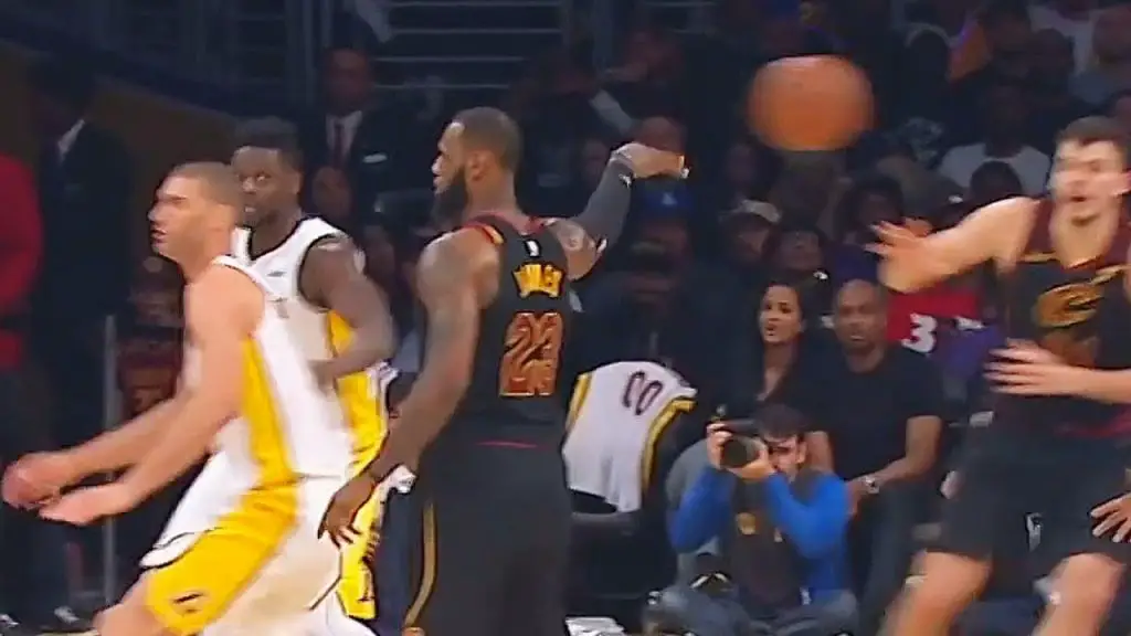 pase sin mirar baloncesto