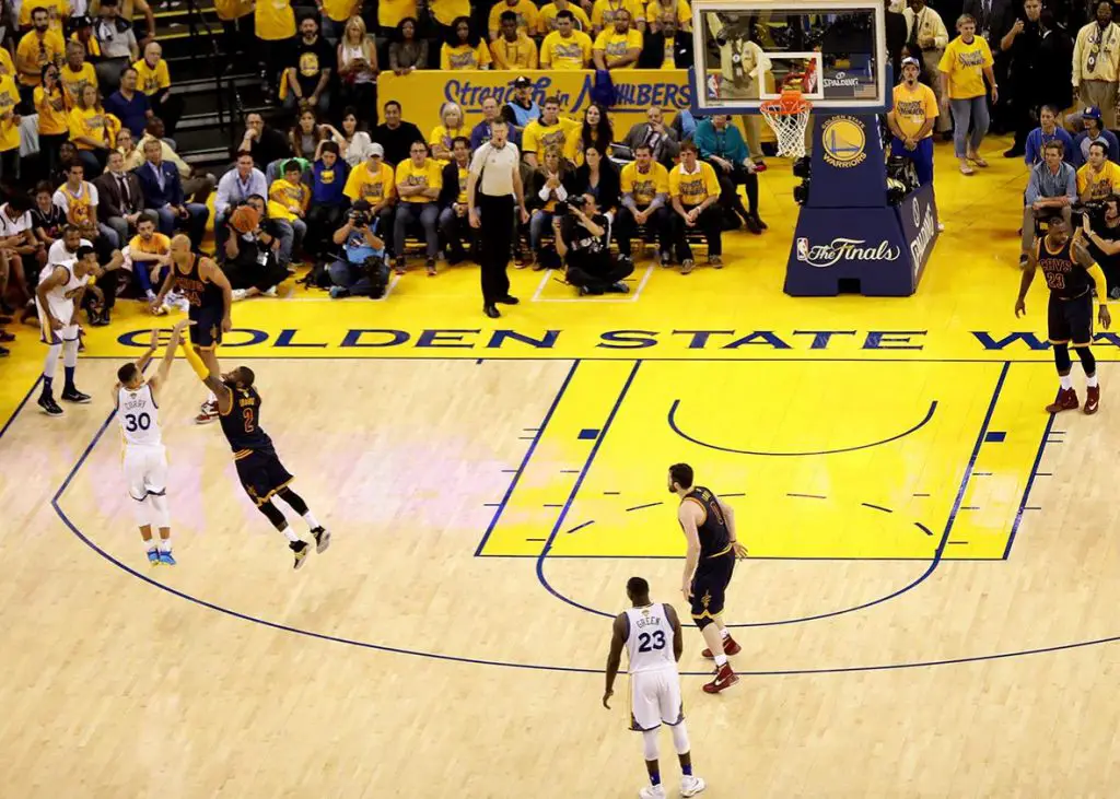 el triple en baloncesto